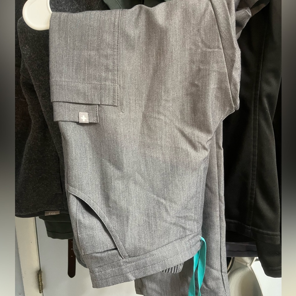 Figs Yola skinny scrub pants size small petite in graphite.